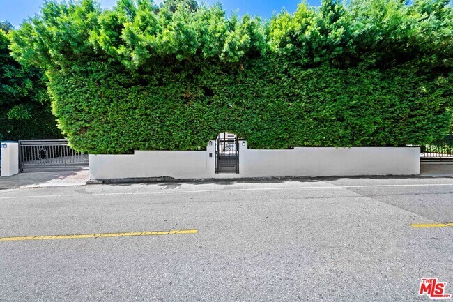 Building Photo - 2563 Hutton Dr