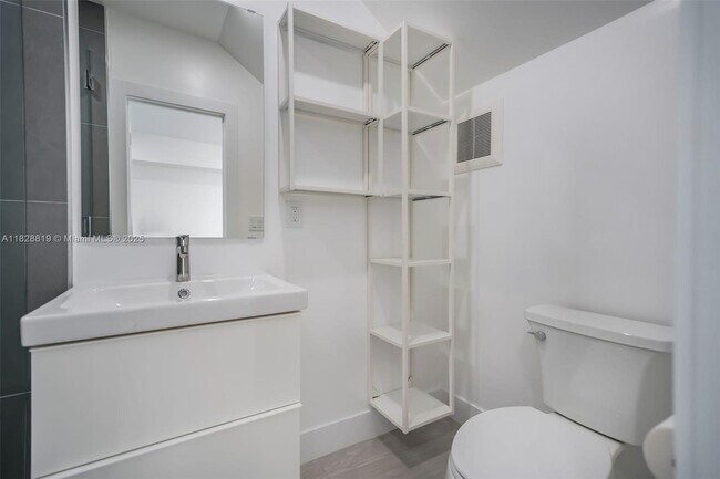 Building Photo - 590 SW 23rd Ave