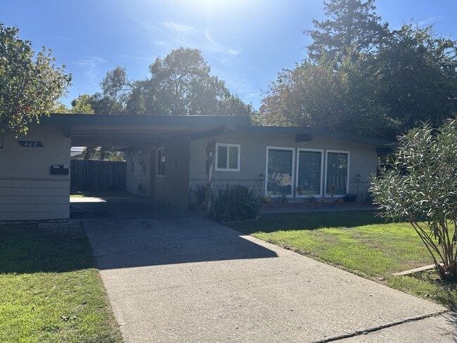 Building Photo - 402 Helen Ave