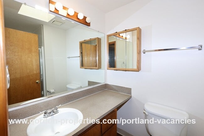 Building Photo - SE Schiller St - ranch style 3 bedroom home