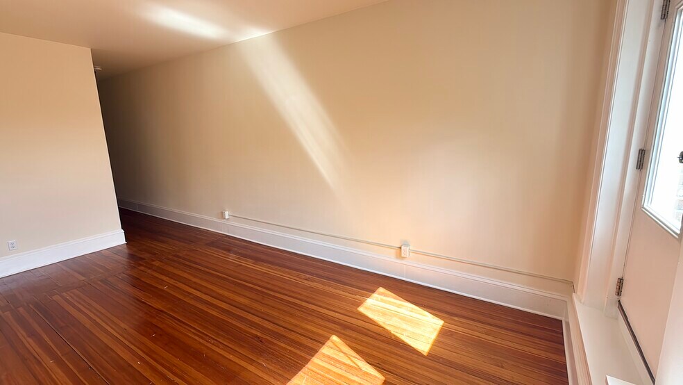 Building Photo - 1563 Beacon St