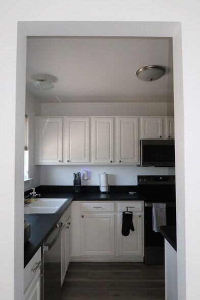 Building Photo - 16468 Radison Dr