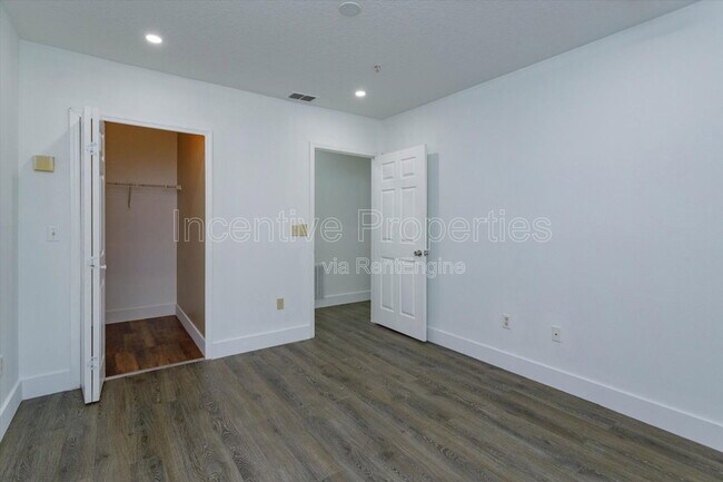 Building Photo - 4352 S Kirkman Rd