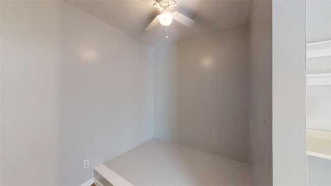 Building Photo - 725 Peppertree Dr