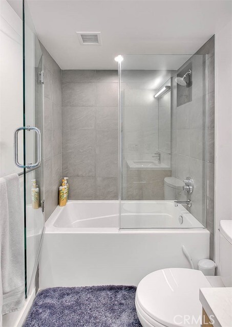 Building Photo - 1825 N Kenmore Ave