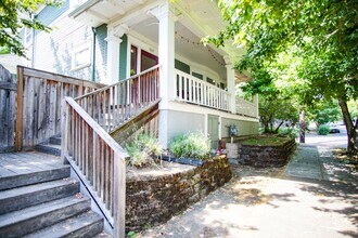 Building Photo - Delightful Rare Gem in SE Portland with Modern Amenities!