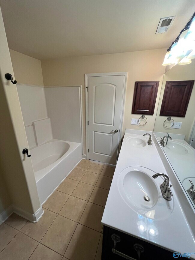 Building Photo - 29886 Park Hill Dr