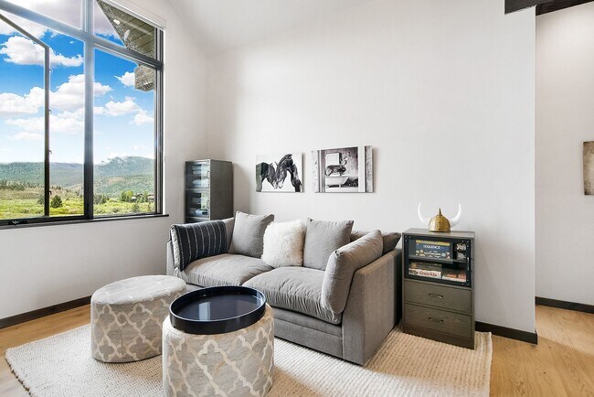 Building Photo - Luxury ski season rental is an entertainer...