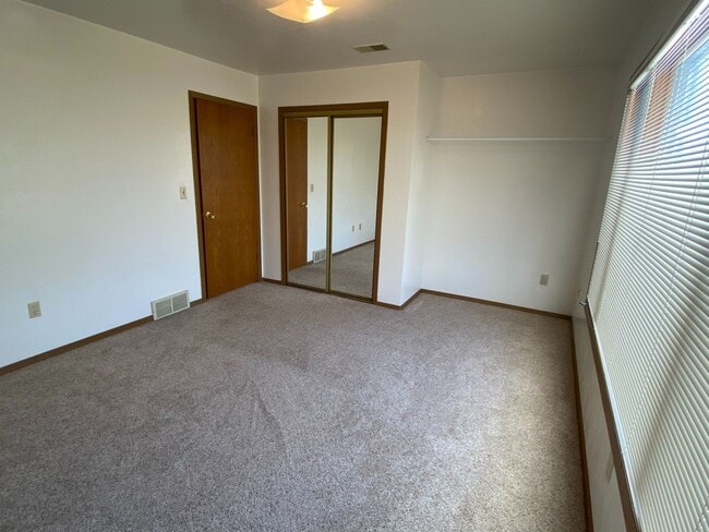 Building Photo - E432 Bay Ln