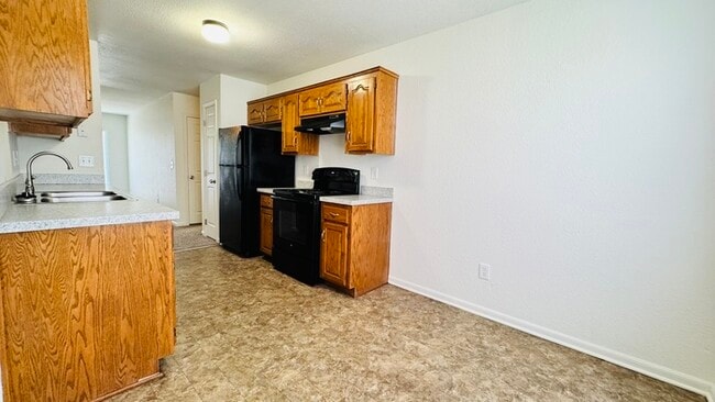 Building Photo - Creekwood Park Townhomes - 3 Bedrooms, 2 Baths, 2-Car Garage — Move-In Ready!