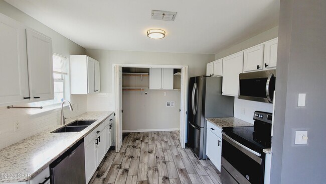 Building Photo - 1813 Arthur Ave