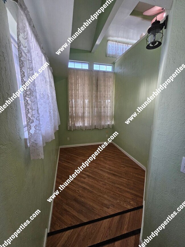 Building Photo - Lovely 3 bedroom, 2 baths in NE Heights!