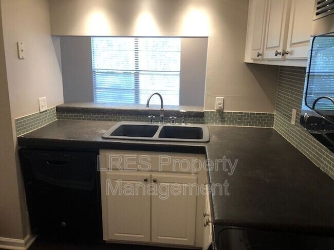 Building Photo - 1406 Northlake Dr