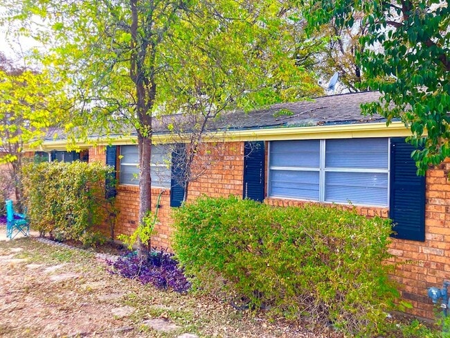 Building Photo - 1112 Northwood Dr