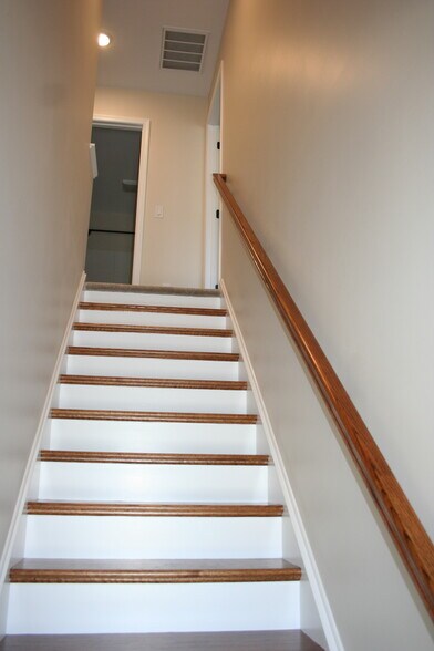 steps leading upstairs to bedrooms - 2720 Dorval Rd