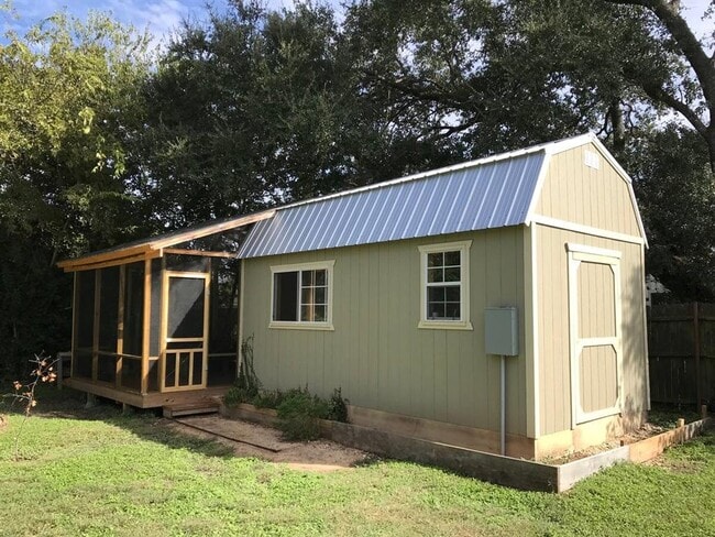 Primary Photo - 740 Trinity St