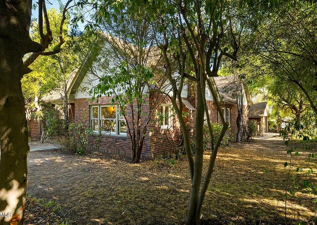 Building Photo - 1694 Oakwood St