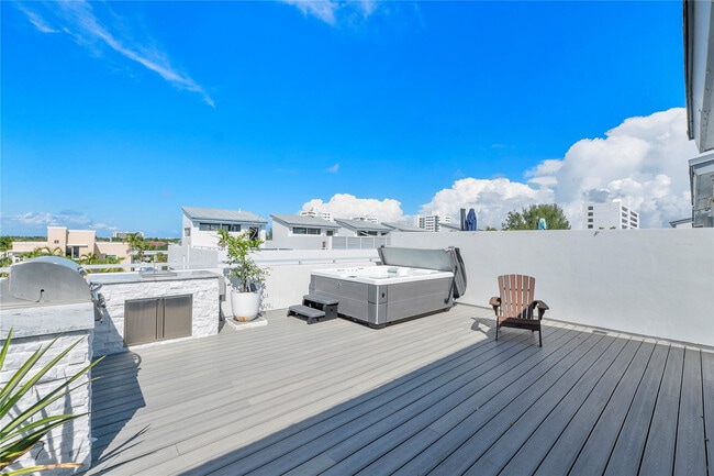 Building Photo - 3270 NE 15th St