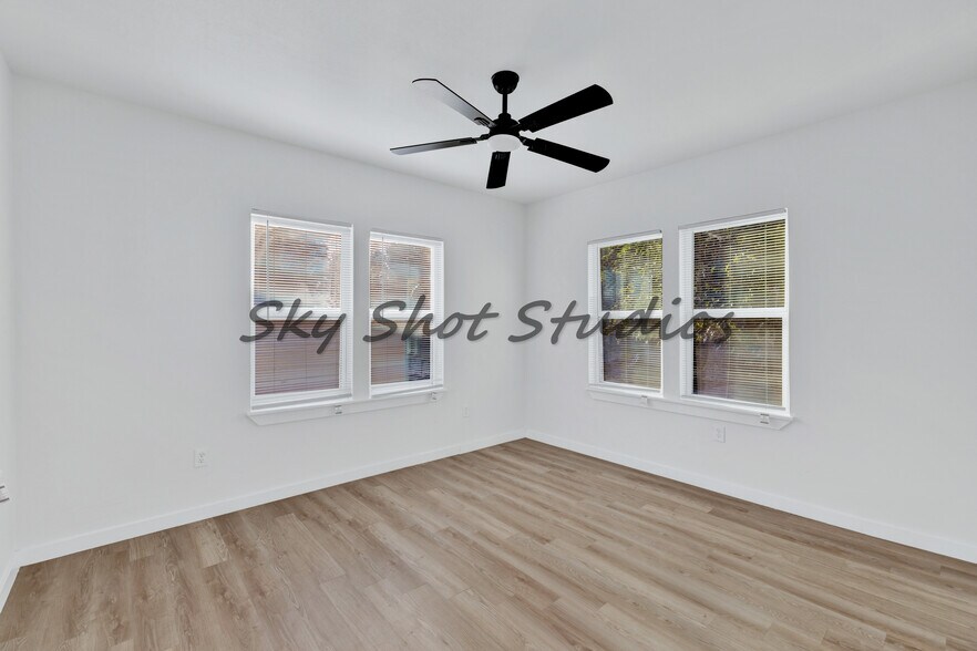 Building Photo - 326 W Rainey St