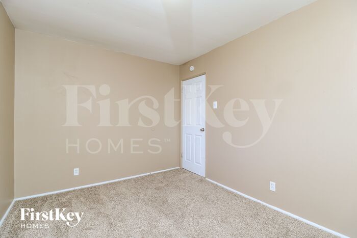 Building Photo - 740 Lilac Dr