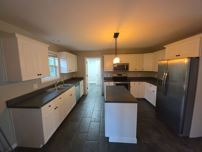 Building Photo - Bright 3 Bedroom Home with Basement, Backyard, and Garage