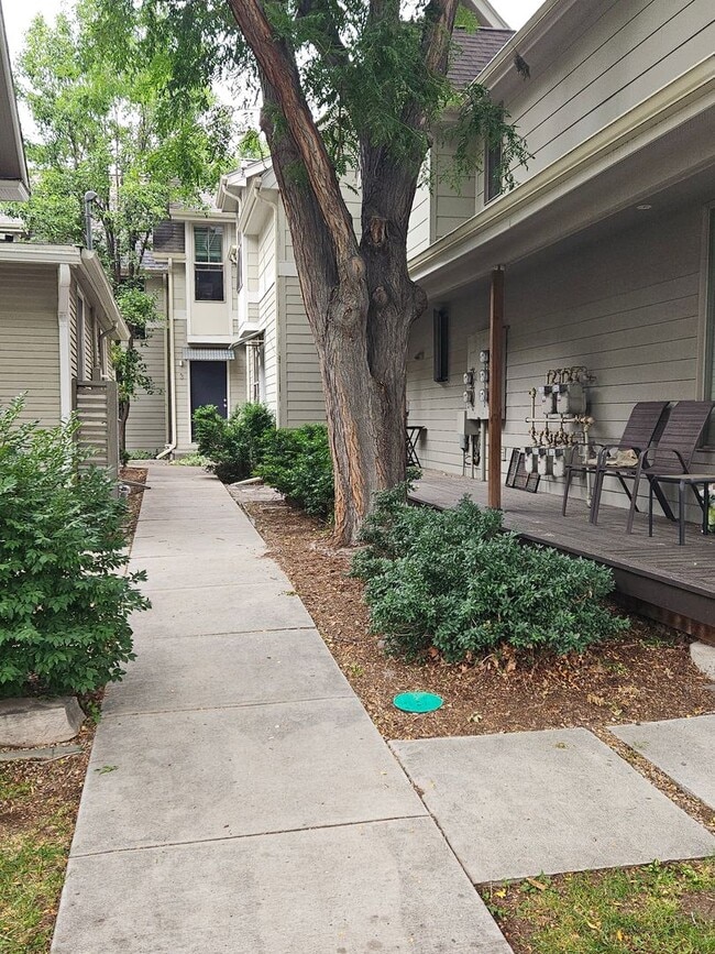 Building Photo - 318-320 W Myrtle