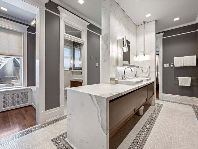 Building Photo - 1210 N Astor St