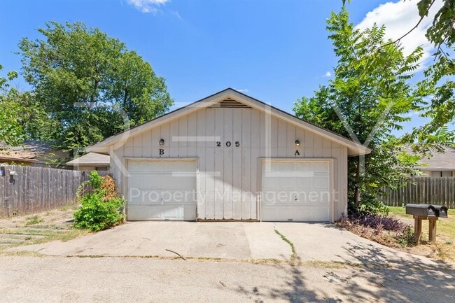 Building Photo - 205 W William Cannon Dr