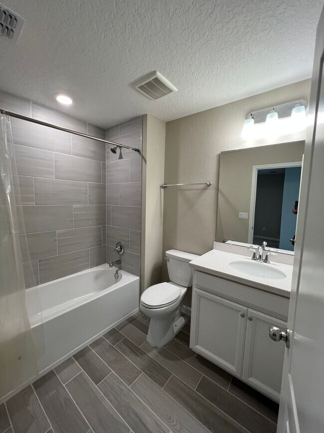 Building Photo - Newer Home just Minutes from Beach and May...