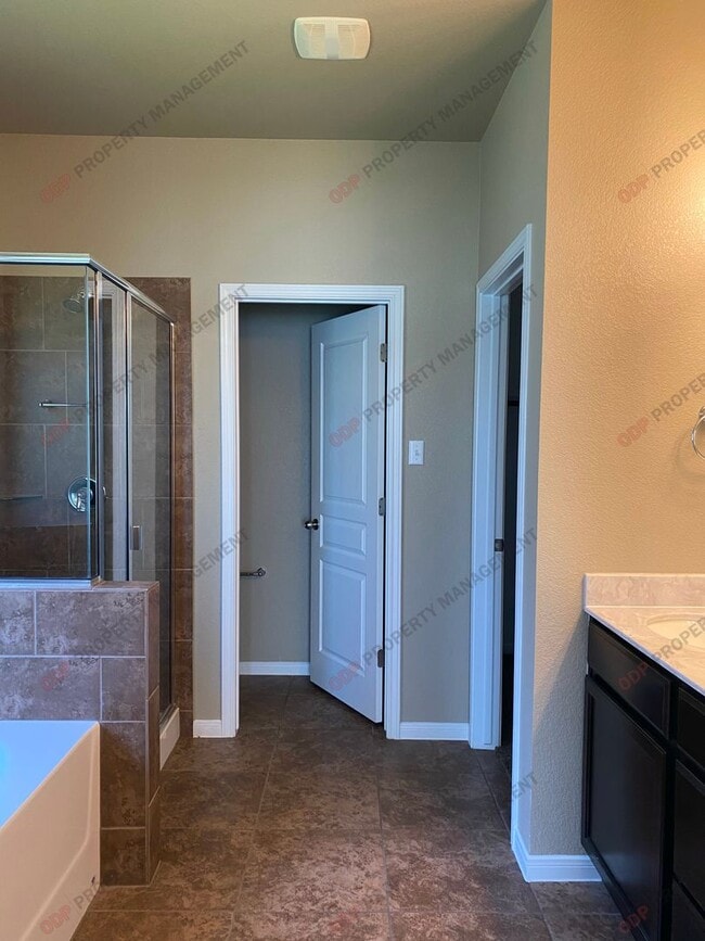 Building Photo - 5607 Blackstone Dr