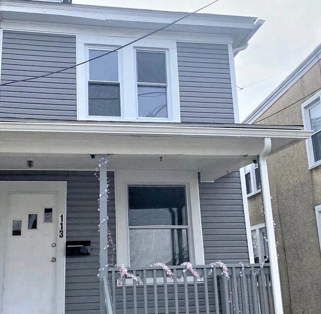 Building Photo - Twin home with updated kitchen, washer/dry on first floor, private back yard and porch.