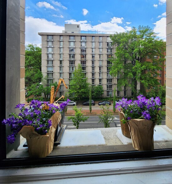 Kitchen - Views - 2515 K St NW