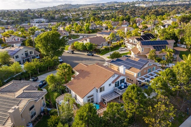 Building Photo - Walking Distance to LCC High School