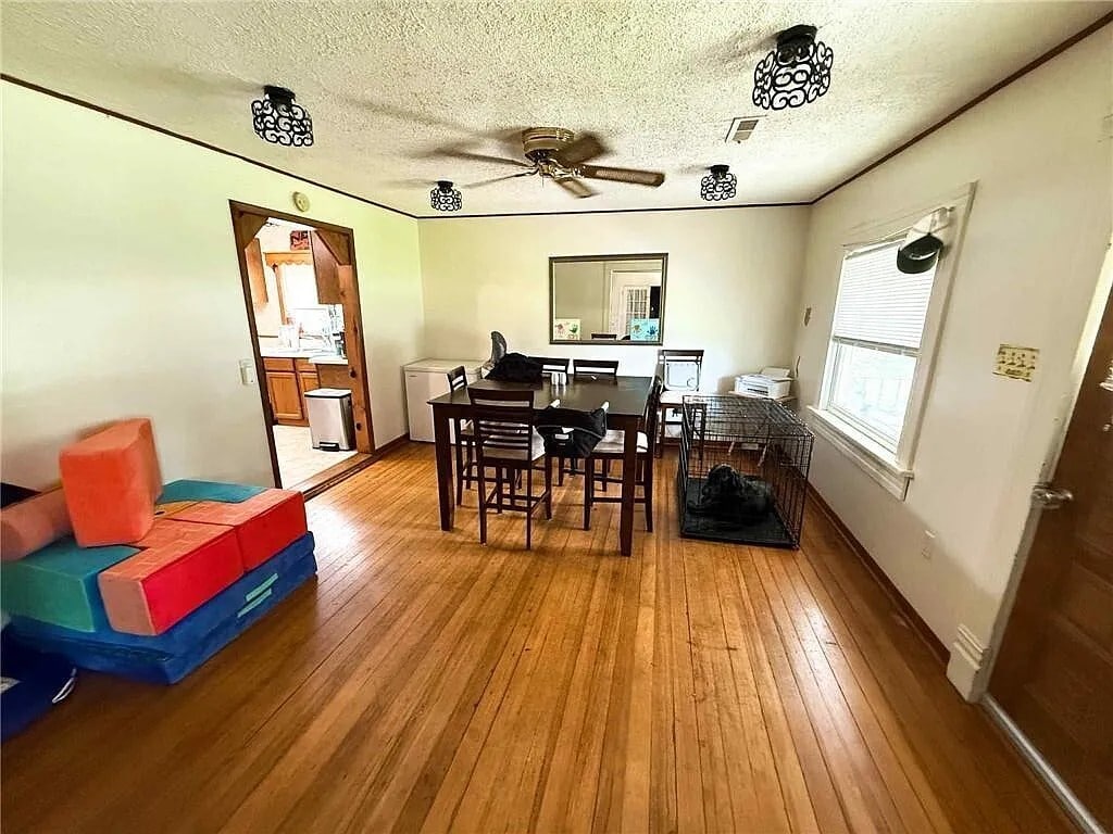 Building Photo - 415 W 9th St