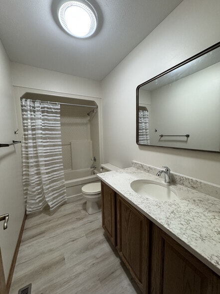 Building Photo - 1025 W Hoppus Rd