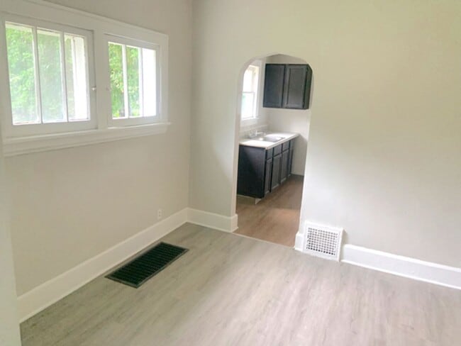 Building Photo - Charming 2-Bedroom Home Available