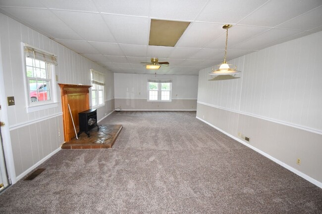 Building Photo - 2 Bedroom Home For Rent in The County!