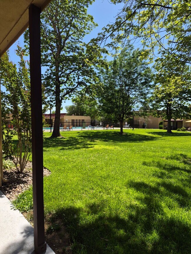 Building Photo - 925 Country Club Dr SE