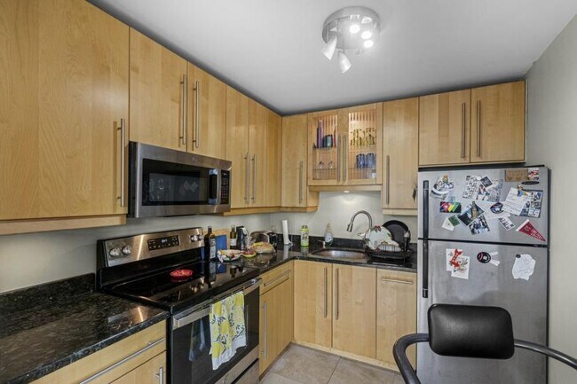 Building Photo - 0 bedroom in Chicago IL 60657