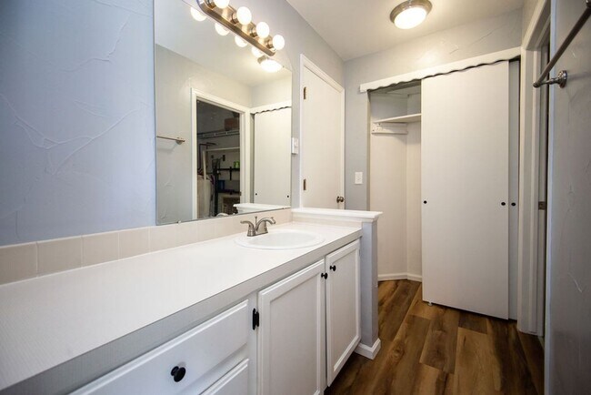 Building Photo - 3565 Windmill Dr