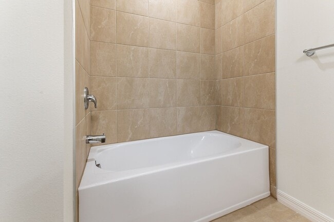 Building Photo - Beautiful Modern Town Home with Water Fron...