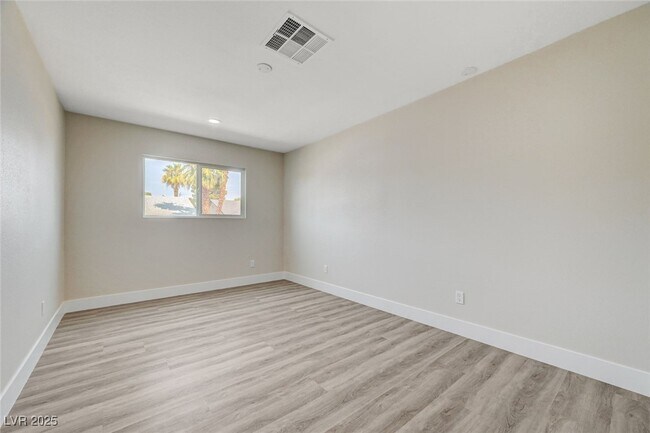 Building Photo - 3164 E Desmond Ave