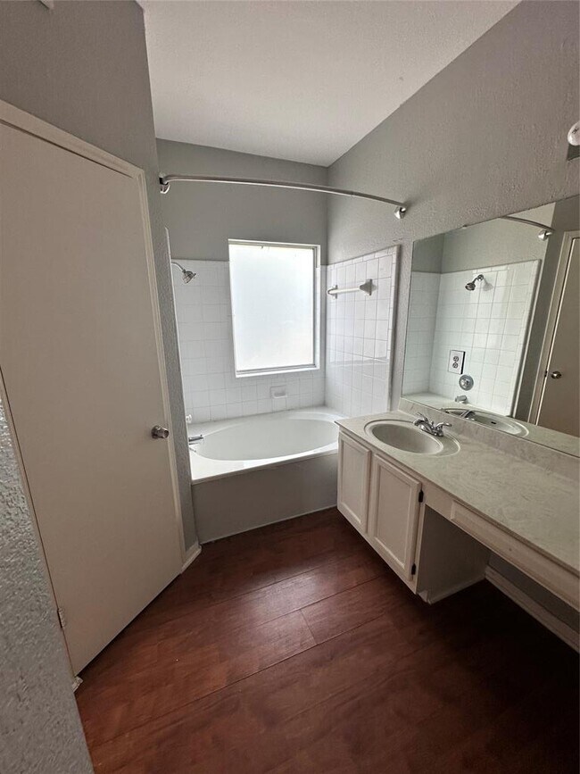 Building Photo - 4500 Silverstone Dr