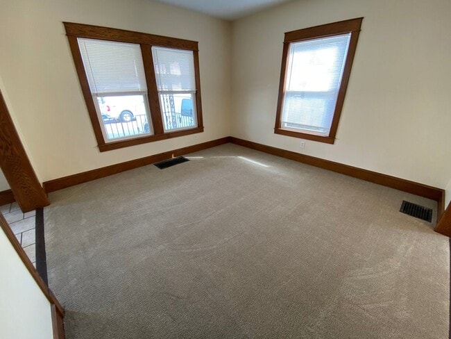 Building Photo - 3 Bedroom, 1.5 Bath Single Family Home Available Now!