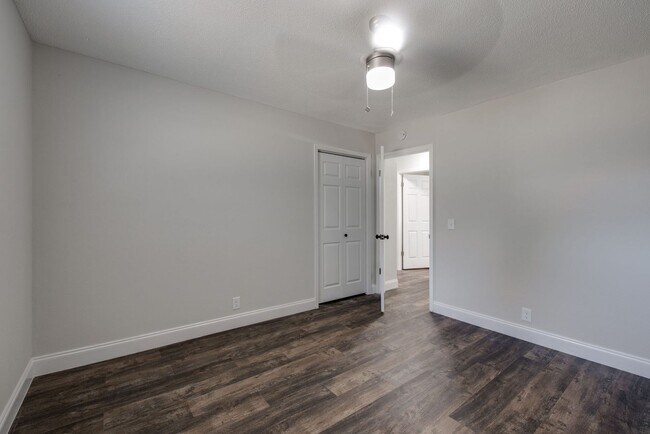 Building Photo - 718 Salem Rd