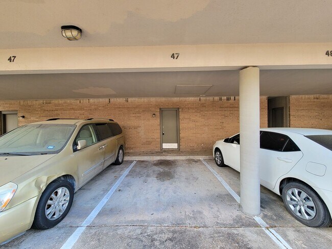Building Photo - BEAUTIFUL UPDATED 2 BEDROOM 2 BATH CONDO. ...