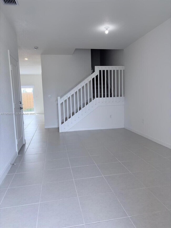 Building Photo - 2490 SE 29th St