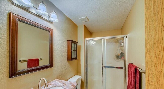 Building Photo - Spacious home in a fabulous location!