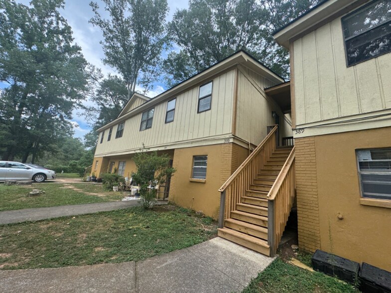 Building Photo - 393 Annie St