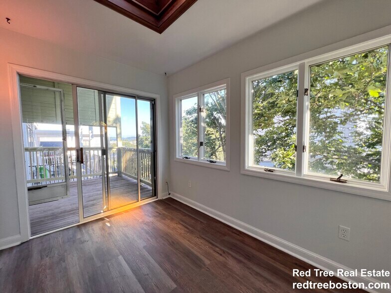 Building Photo - 401 E 7th St